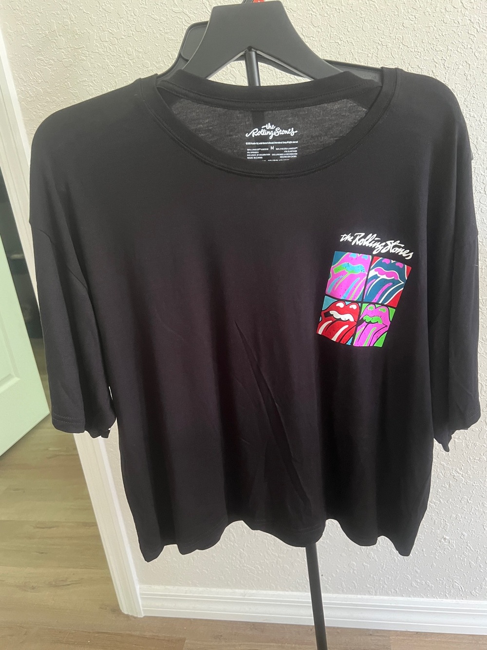 The Rolling Stones Black Graphic Tee & Graphic shorts with Colorful Tongue Art M - Picture 2 of 5